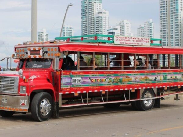City Tour en Chiva con entrada al Castillo San Felipe en Cartagena