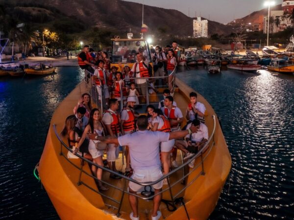 Combo Acuario con Show de Delfines y Playa Blanca + Fiesta Blanca en Catamarán en Santa Marta