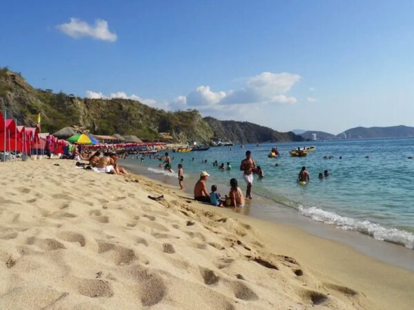 Combo Acuario con Show de Delfines y Playa Blanca + Fiesta Blanca en Catamarán en Santa Marta
