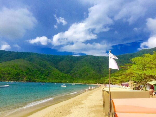 Combo Bahía Concha Parque Tayrona + Fiesta Blanca en Catamarán Santa Marta